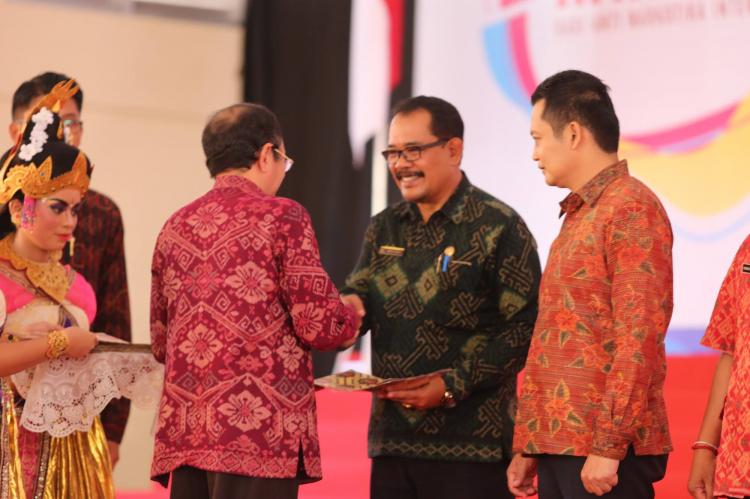 Wakil Bupati Made Kasta Terima Penghargaan dari BNNP