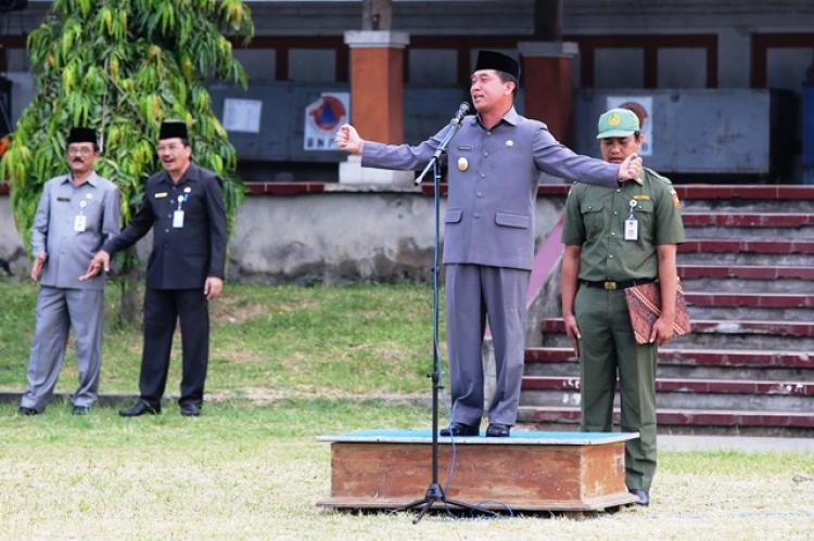 Pimpin Apel Paripurna, Bupati Klungkung Ajak Peserta Menyanyikan Lagu  Gema Santi