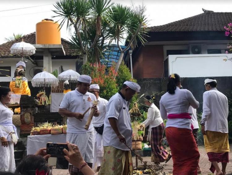 Purnama Kedasa, Kesbangpol Gelar Piodalan di Padmasana