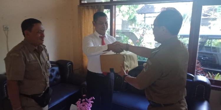 Fasilitasi P4GN, Kesbangpol Serahkan Bantuan Tes Kit Urine Kepada Polres Klungkung