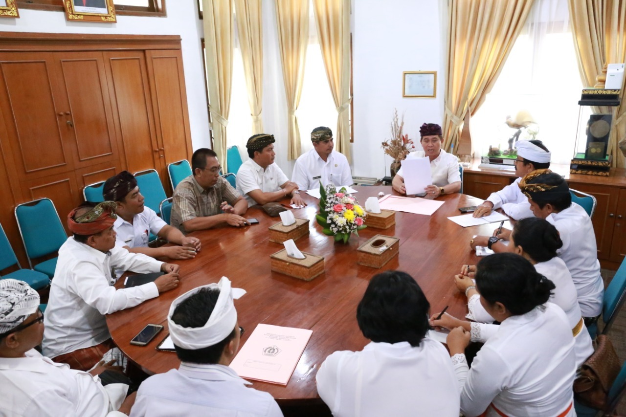 Bupati Suwirta Tekankan Staf Kesbangpol Tanamkan Rasa Memiliki