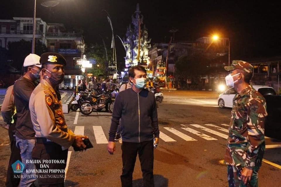 Patroli Malam, Bupati Suwirta Ingatkan Pemilik Warung Tutup Lebih Dini