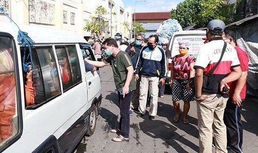 Bupati Suwirta Himbau Pedagang Dari Zona Merah COVID-19 Jaga Kesehatan