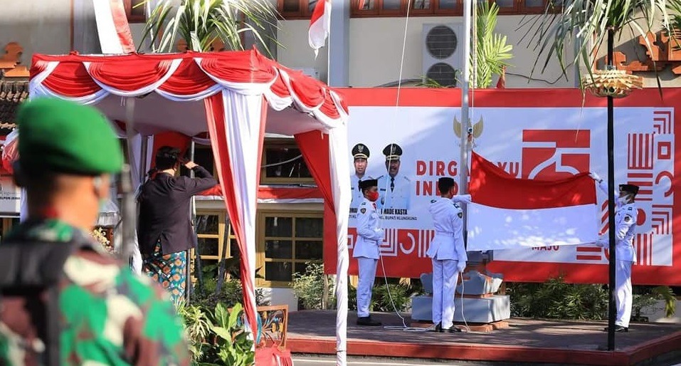 Upacara Penurunan Sang Merah Putih HUT Proklamasi ke-75 di Kabupaten Klungkung