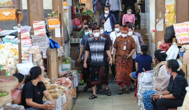 Pantau Pelaksanaan Kebijakan Minyak Goreng Satu Harga, Bupati Klungkung Lakukan Monev