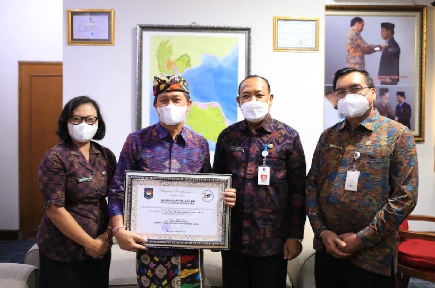 Bupati Suwirta Terima Penghargaan Gerakan Nasional Revolusi Mental