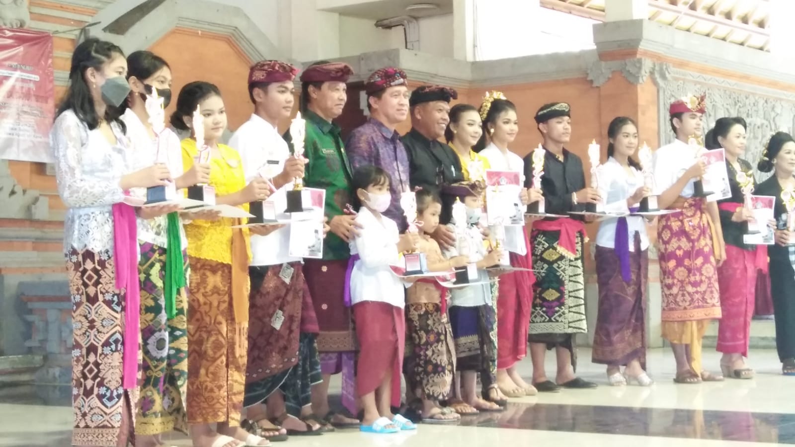 Bupati Suwirta Serahkan Hadiah Kepada Para Pemenang Lomba Bulan Bung Karno IV Tahun 2022