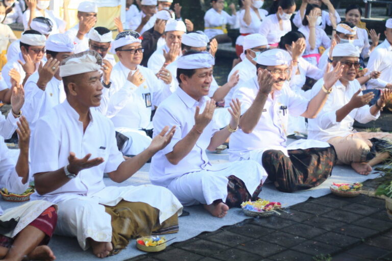 Persembahyangan Bersama Awali Peringatan HUT Proklamasi ke-77 di Klungkung