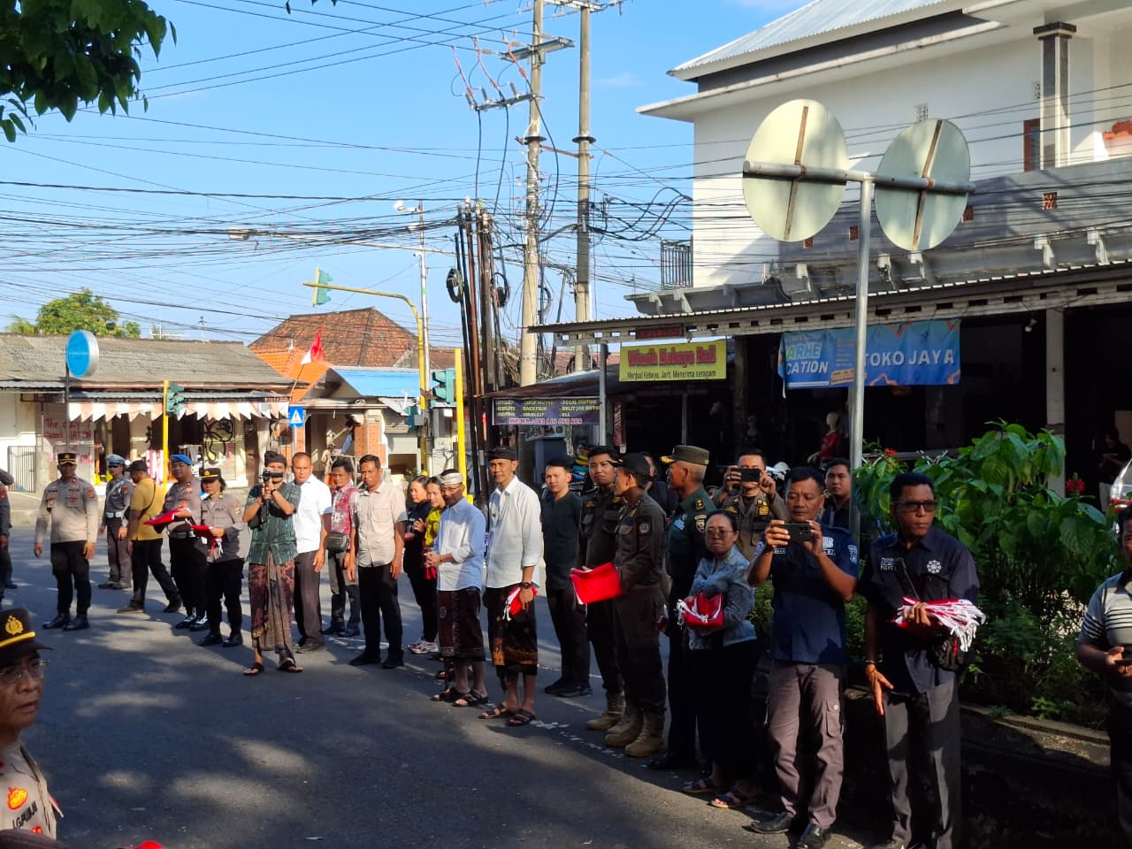 Tumbuhkan Semangat Nasionalisme, Kesbangpol Pimpin Gerakan Pembagian Bendera di Klungkung