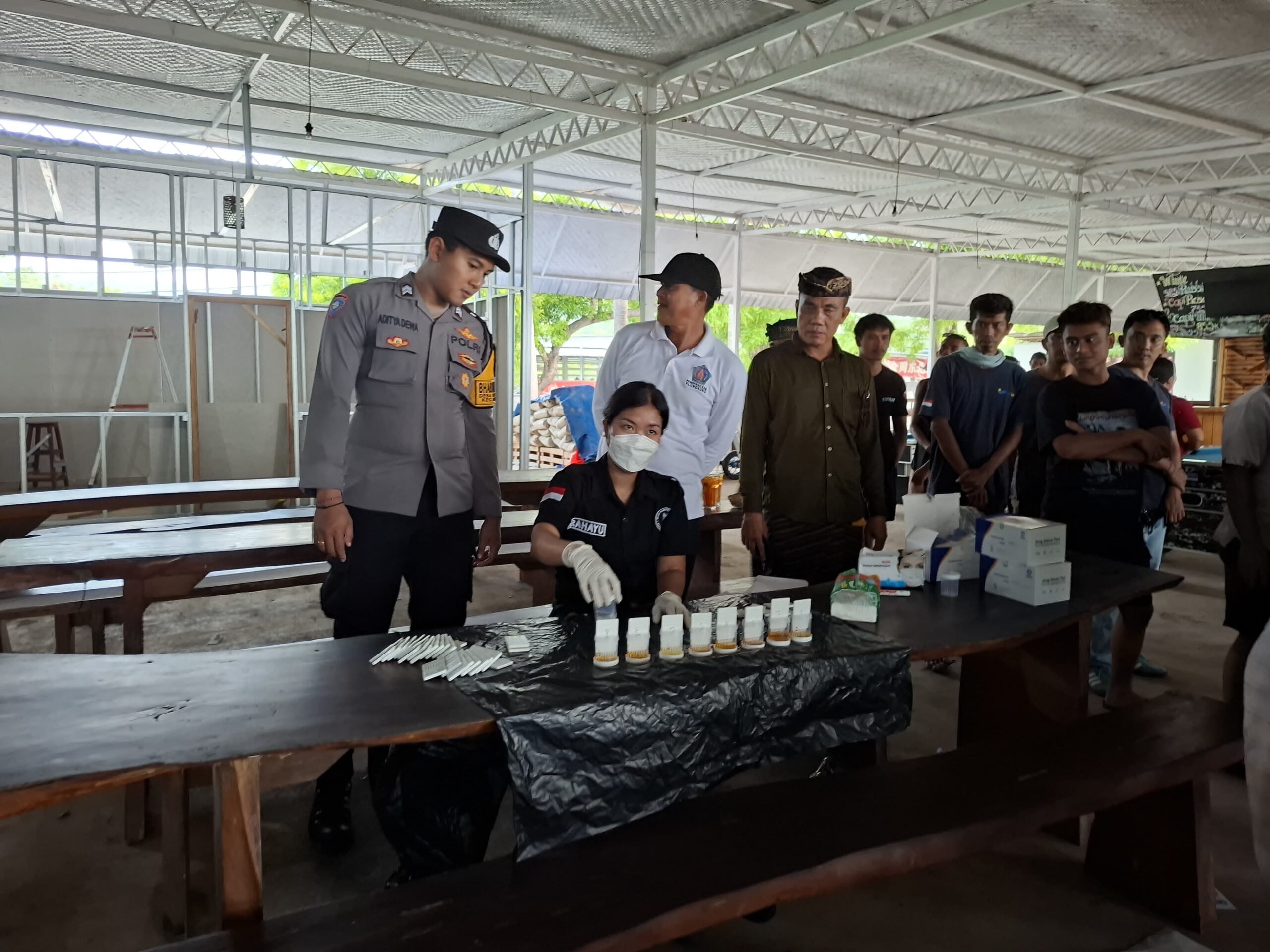 KESBANGPOL & BNNK Klungkung Dukung Desa Adat Kutampi Untuk Melakukan Test Urine